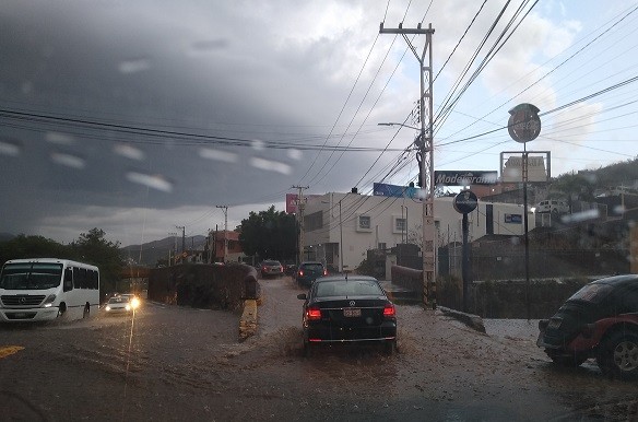 Fuerte lluvia con granizo provoca caos vial en varias partes de la capital