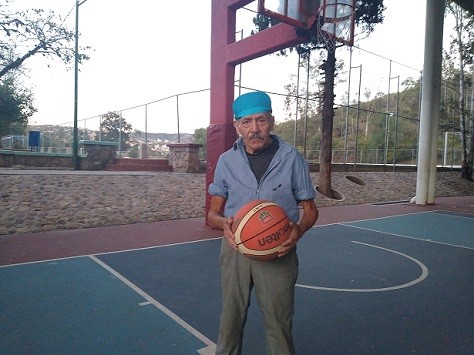 Con sus 87 años de edad don Juan Villalpando sigue activo en las canchas de basquetbol