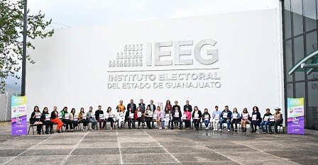 Entrega IEEG nombramientos a Juventudes Embajadoras por la Democracia