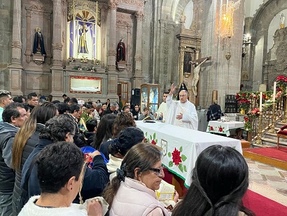 Celebra misa el Rector del Oratorio de San Felipe Neri y bendice veladoras