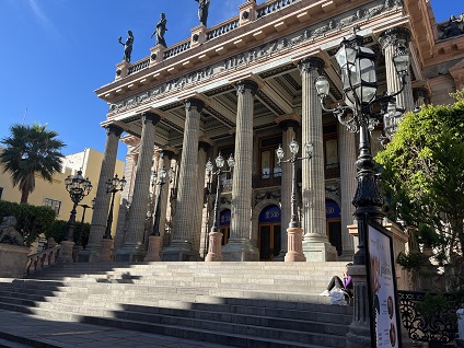 Fachada del teatro Juárez se mantiene sin tablones y a la espera de la marcha por el 8 de marzo