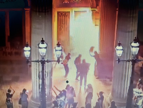 Prenden fuego en puerta del teatro Juárez en el 8M