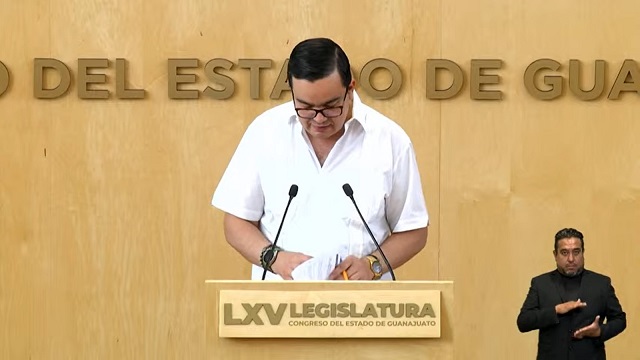 Ernesto Prieto Gallardo presume dos relojes en la sesión plenaria