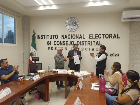 Francisco Javier Estrada Domínguez recibió su constancia como diputado federal electo por el Distrito IV