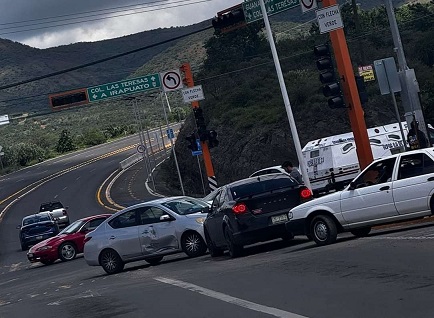 Falla en semáforos en Acceso de Las Teresas a Cervera provoca nuevo accidente