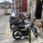 Motos de estudiantes de la UG invaden cajones para autos en la Calzada