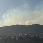 Voraz incendio oculta el Monumento a Cristo Rey por la humareda que lo rodea