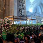 Católicos participan en la Procesión del Santo Entierro