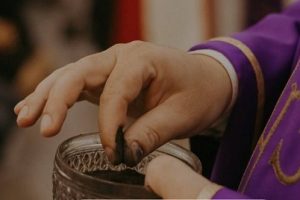 Católicos asisten a la imposición de la ceniza