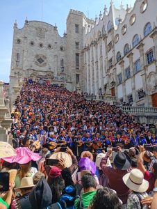 De colores, estudiantinas y tunos participan en el Festival Internacional en la capital