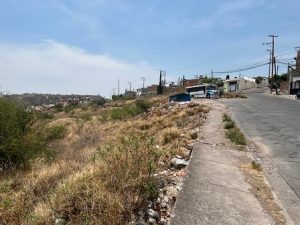Tiran escombro en contenedores de basura en Ex Hacienda Santa Teresa