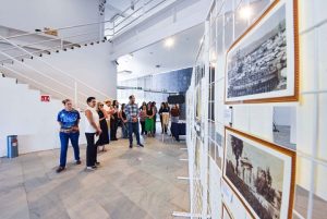 Inauguran la exposición fotográfica “Memorias que habitan la ciudad” en el Campus León de la UG