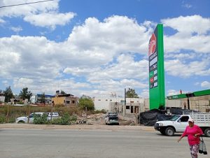 Construyen dos nuevas gasolineras de PEMEX en medio de escuelas y viviendas