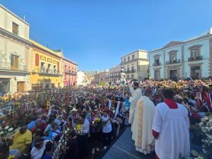 Cargan su cruz los trabajadores de la construcción y participan en la misa este 3 de mayo