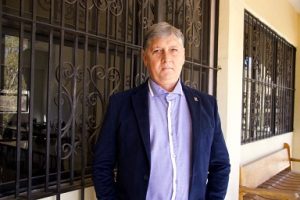 Del cosmos a la ingeniería: la visión multidisciplinaria de Israel Quiros, académico UG