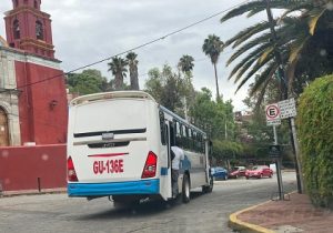 Chofer de autobús pone en riesgo a pasajeros al llevar puerta trasera abierta