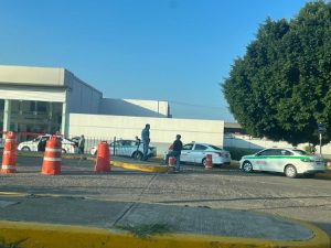 Taxistas se apoderan de acceso a la Terminal de Autobuses y colocan reja y tambomóviles
