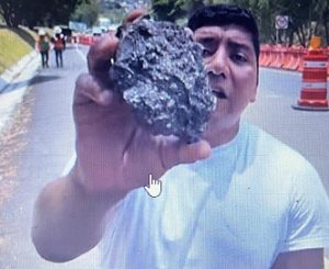 Gran piedra impacta a camioneta del diputado panista Jesús Hernández en carretera de cuota