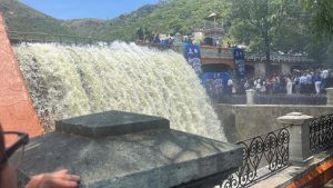 El pueblo de Guanajuato se deleitó con la cascada que brotó de la presa de la Olla