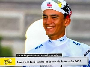 El ciclista mexicano Isaac del Toro sube al Podio en el Tour de France