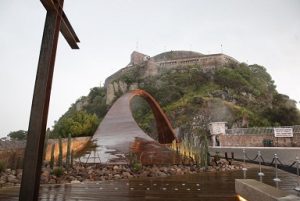 Construyen explanada de descanso e iluminación en acceso a Cristo Rey