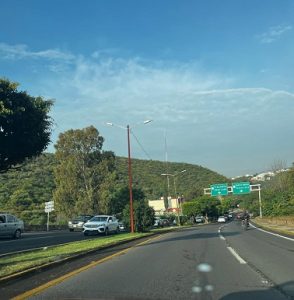 Calles y vialidades del sur saturadas de vehículos con regreso a clases