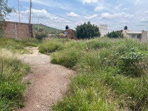 A un año de exigir al bombero Barrera que en su calidad de regidor instruya retiro de escombro, este permanece en vía pública