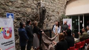 Develan la escultura Espíritu, dentro de la sexta edición de la Universiada Cervantina 2026