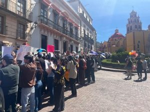 Estudiantes de la UG y padres de familia se manifiestan en el Desfile del 28 de septiembre