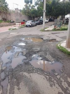 Varias calles de la zona sur están llenas de baches