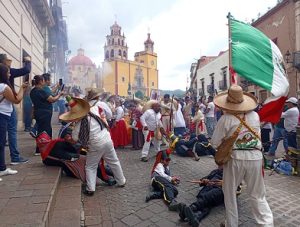 Los indios tejocoteros de la Sierra de Santa Rosa escenifican la guerrilla en la capital