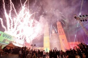 Queman pirotecnia en la ceremonia del Grito en Dolores Hidalgo