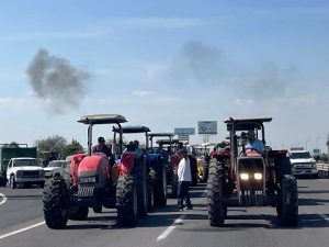 Cumplen su amenaza los agricultores y bloquean carreteras