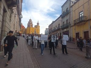 “Nos falta una abeja”, externan en marcha silenciosa estudiantes de la UG