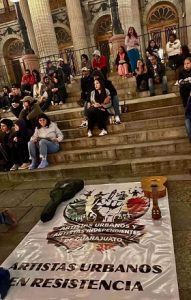 Artistas callejeros e independientes exigen que no los ataquen como si fueran criminales