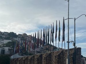 Amanecen mojadas las banderas colocadas después de terminado el FIC