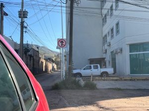 Vehículos circulan en sentido contrario en la calle Rosa en el Fraccionamiento de Solano