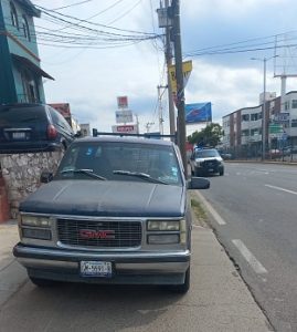 Persona con discapacidad a punto de ser atropellada por inconsciente quien deja mal estacionado su vehículo
